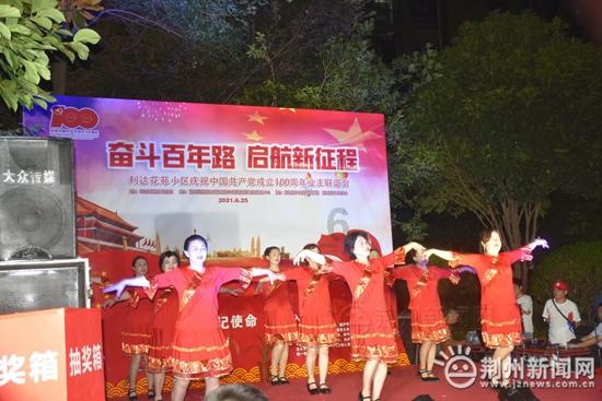女子将20万藏垃圾桶，结果被丈夫扔小区垃圾箱，民警迅速帮找回