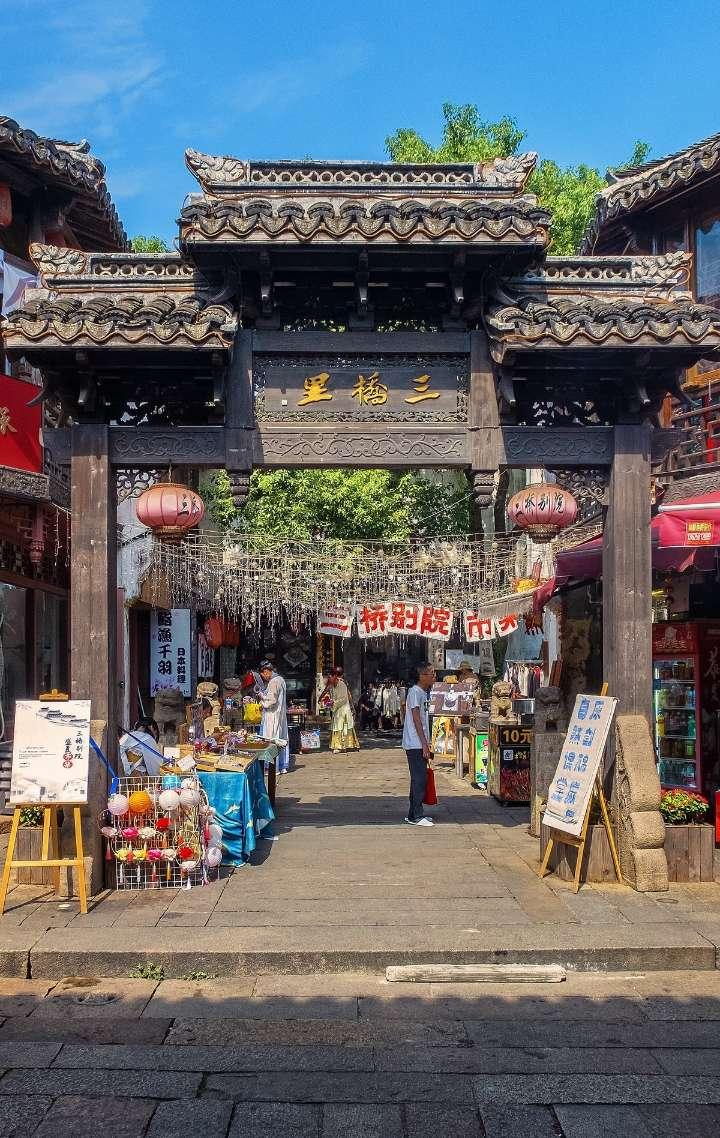 朱湘：16岁入清华，但养不起全家五口人，年幼的儿子饿死，其妻出家为僧